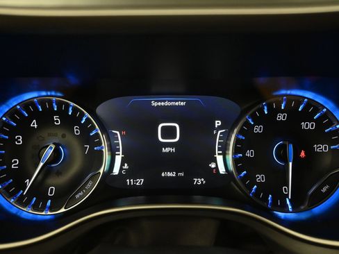 Used 2023 Chrysler Pacifica Touring FWD image 16