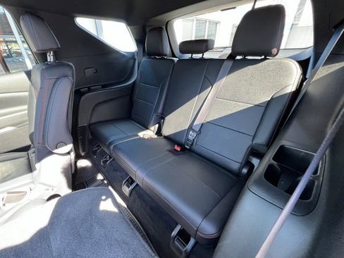 Used 2025 Chevrolet Traverse RS image 26