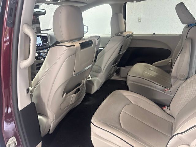 Used 2018 Chrysler Pacifica Limited w/ Advanced Safetytec Group FWD image 16