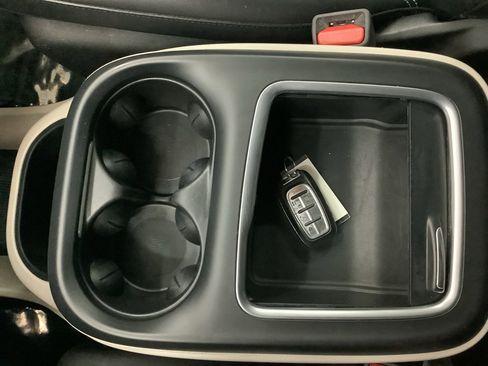 Used 2024 Chrysler Pacifica Touring-L image 22