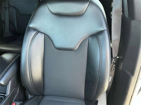 Used 2022 Jeep Compass Altitude w/ Sun and Sound Group image 9