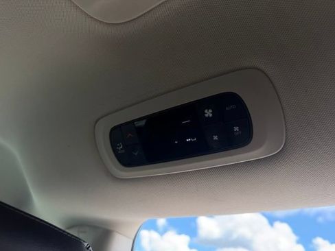 Used 2024 Chrysler Pacifica Touring-L FWD image 33