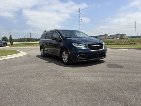 Used 2023 Chrysler Pacifica Touring-L FWD image 7