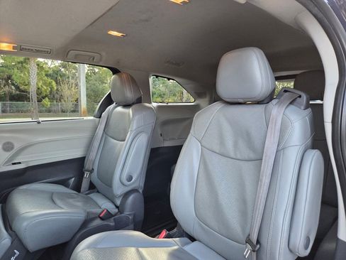 Used 2021 Toyota Sienna Limited image 23