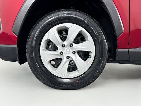 Used 2019 Toyota RAV4 LE FWD image 38