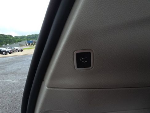 Used 2023 Chrysler Pacifica Touring-L FWD image 32
