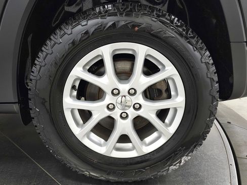 Used 2018 Jeep Cherokee Latitude Plus w/ Cold Weather Group AWD/4WD image 13
