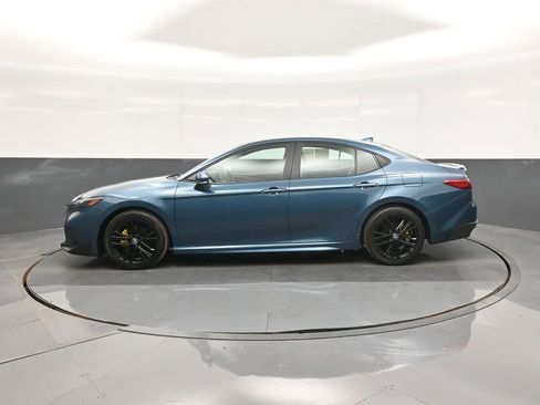 Used 2025 Toyota Camry SE image 6