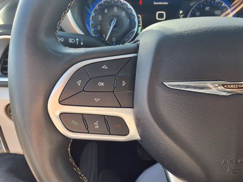 Used 2023 Chrysler Pacifica Touring-L FWD image 17