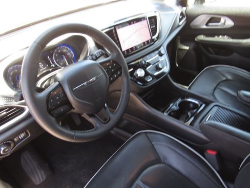 Used 2025 Chrysler Pacifica Limited FWD image 17