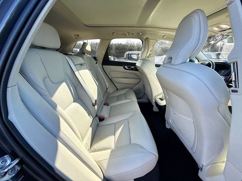 Used 2022 Volvo XC60 B5 Momentum image 32