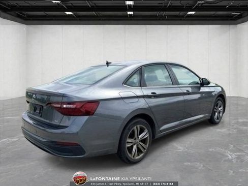 Used 2024 Volkswagen Jetta SE FWD image 5