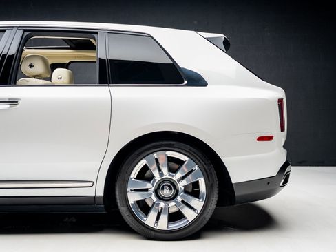 Used 2019 Rolls-Royce Cullinan image 18