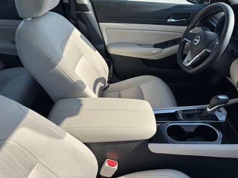 Used 2024 Nissan Altima 2.5 SV FWD image 6