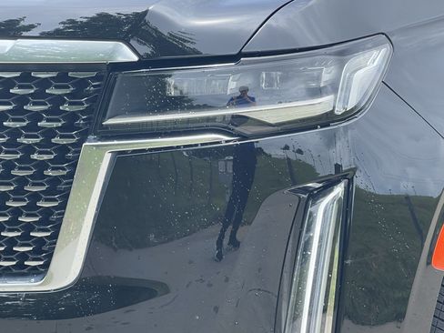 Used 2022 Cadillac Escalade Luxury w/ LPO, Illumination Package AWD/4WD image 7