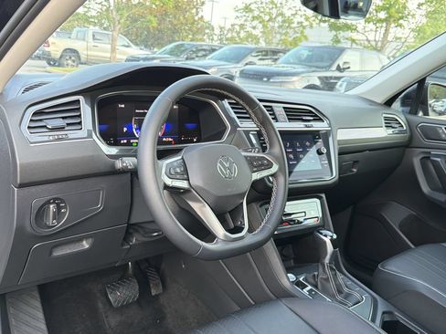 Used 2023 Volkswagen Tiguan SE w/ Panoramic Sunroof Package FWD image 10