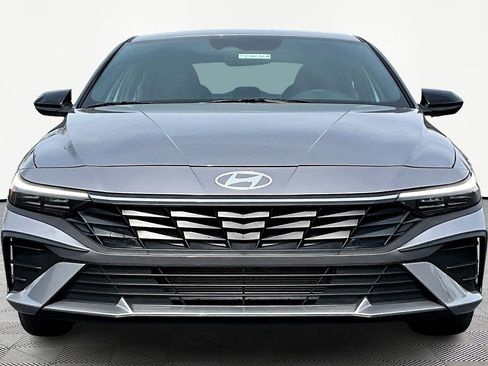 Used 2025 Hyundai Elantra Sport image 2