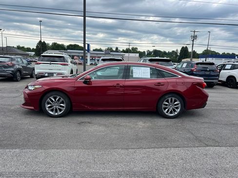 Used 2022 Toyota Avalon XLE w/ Moonroof Package FWD image 2