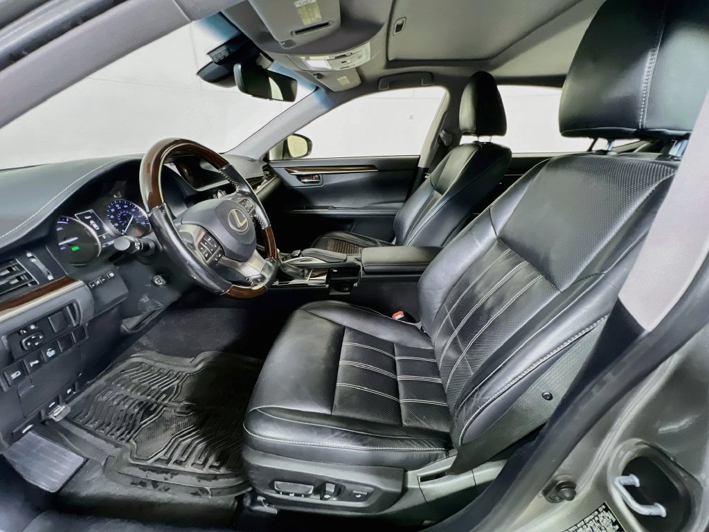 Used 2016 Lexus ES 300h w/ Luxury Package w/Wood Trim FWD image 12
