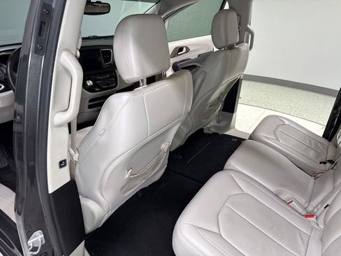 Used 2017 Chrysler Pacifica Touring-L FWD image 23