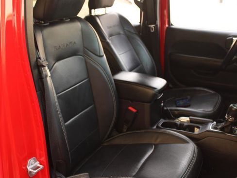 Used 2018 Jeep Wrangler Unlimited Sahara AWD/4WD image 9
