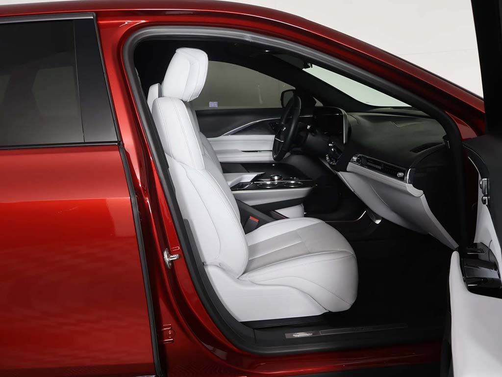 Used 2024 Cadillac Lyriq Sport RWD image 31