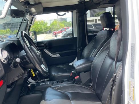 Used 2017 Jeep Wrangler Unlimited Rubicon AWD/4WD image 9