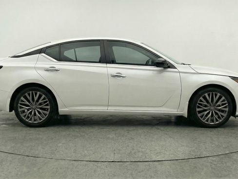 Used 2025 Nissan Altima 2.5 SV image 11