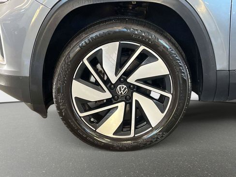 Certified 2025 Volkswagen Atlas SE image 9