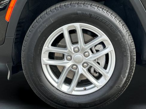 Used 2023 Jeep Grand Cherokee Laredo AWD/4WD image 25