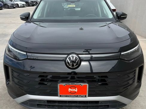 Certified 2025 Volkswagen Tiguan SE FWD image 4