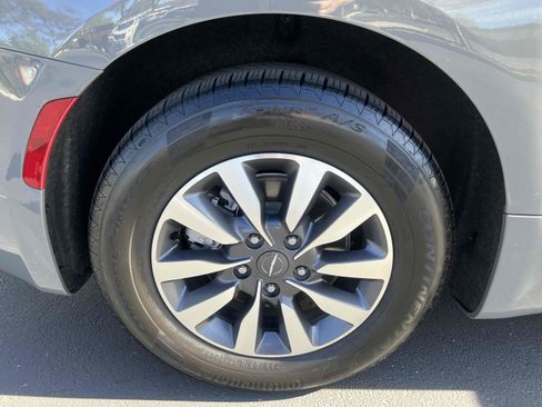 Used 2022 Chrysler Pacifica Touring-L image 79