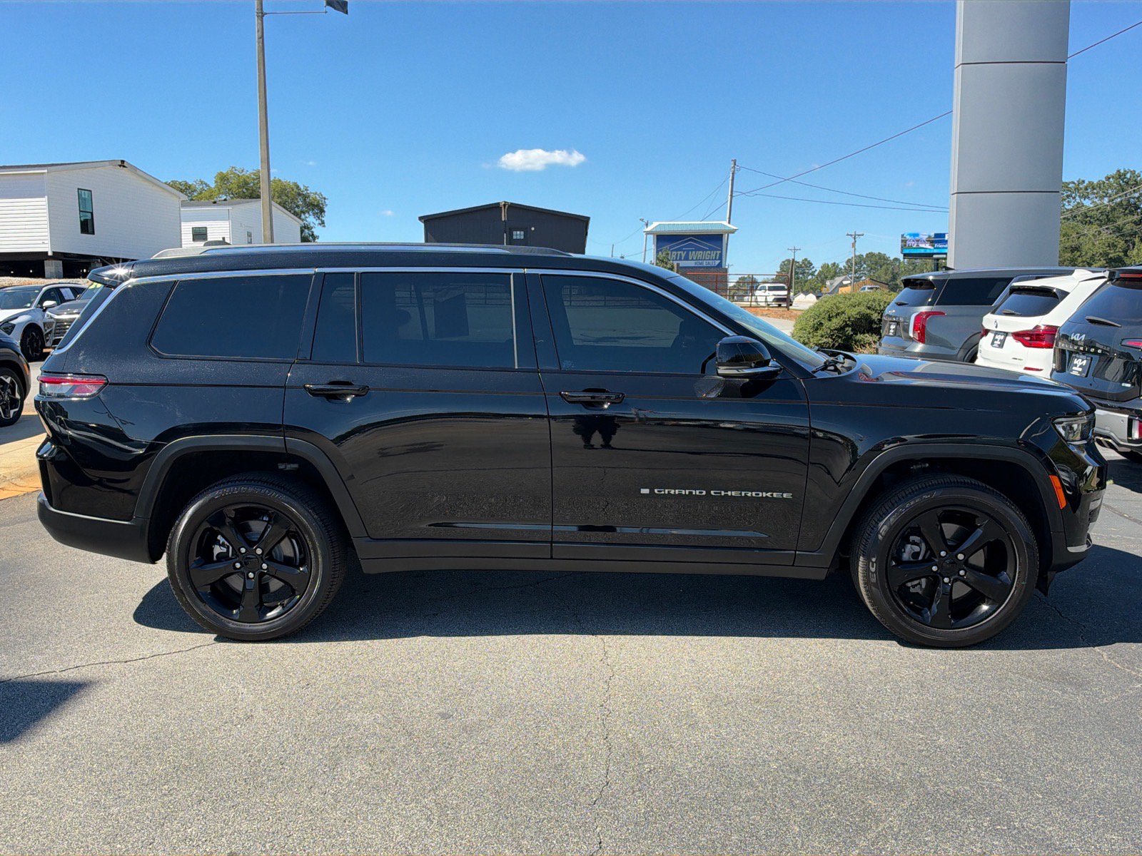 Used 2022 Jeep Grand Cherokee L Limited RWD image 2