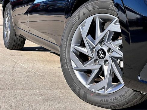 Used 2024 Hyundai Elantra SEL image 2