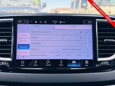 Used 2024 Chrysler Pacifica Touring-L image 7