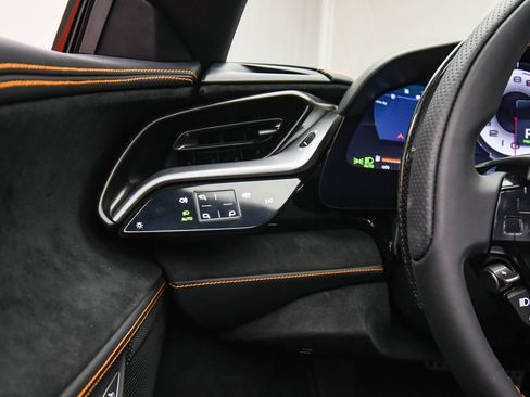 Used 2025 Ferrari SF90 Spider image 39