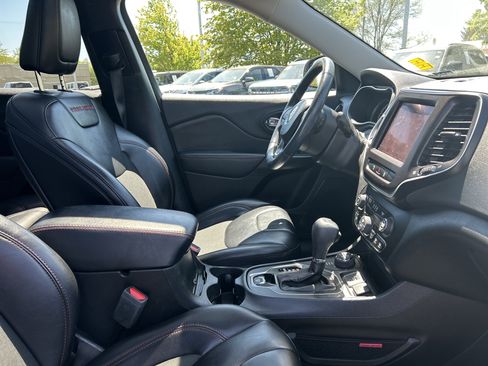 Used 2021 Jeep Cherokee Trailhawk w/ Sun, Sound & Nav Group AWD/4WD image 10