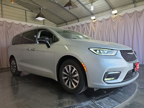 Used 2024 Chrysler Pacifica Limited FWD image 10