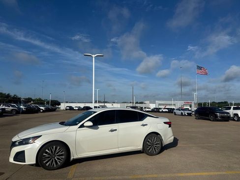 Certified 2023 Nissan Altima 2.5 SV FWD image 8