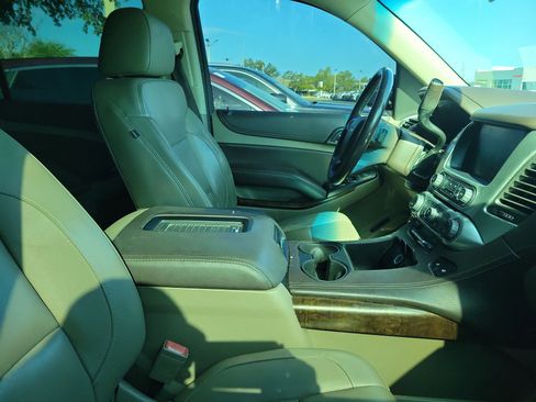 Used 2017 Chevrolet Suburban LT w/ Luxury Package RWD image 10