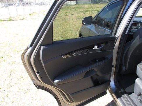 Used 2017 Kia Sorento LX w/ LX Convenience Package image 16