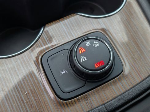 Used 2021 GMC Acadia SLE image 4