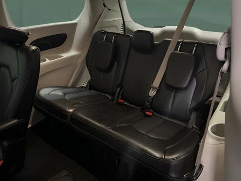 Used 2021 Chrysler Voyager Lxi image 13