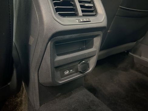 Used 2024 Volkswagen Tiguan SE image 31