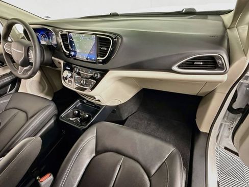 Used 2024 Chrysler Pacifica Touring-L FWD image 26