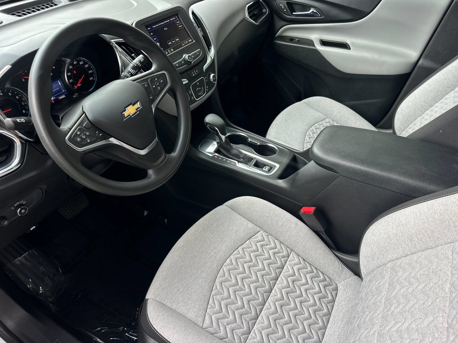 Used 2022 Chevrolet Equinox LS w/ LS Convenience Package FWD image 9