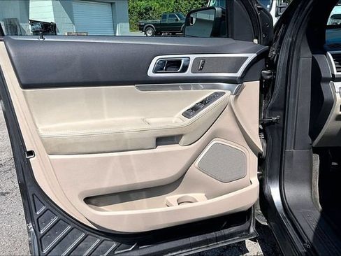 Used 2015 Ford Explorer XLT w/ Equipment Group 202B AWD/4WD image 17