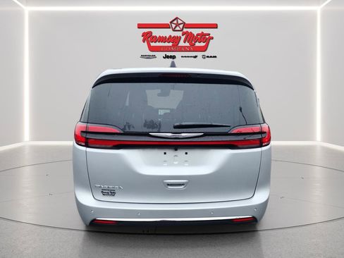 New 2026 Chrysler Pacifica Select image 4