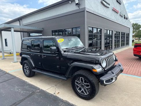 Used 2025 Jeep Wrangler Unlimited Sahara w/ Technology Group AWD/4WD image 6