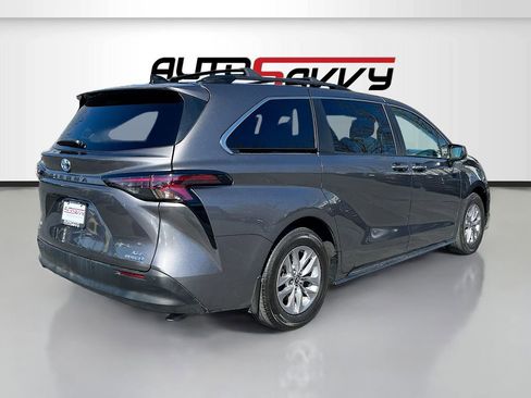 Used 2024 Toyota Sienna XLE w/ XLE Plus Package image 7
